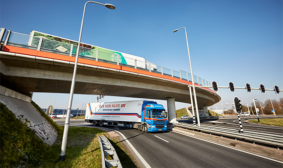 Vrachtverkeer op viaduct